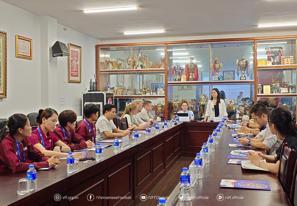 HLV Mai Đức Chung ca ngợi Werder Bremen, tiền vệ Đức khuy&ecirc;n cầu thủ nữ Việt Nam sang Mỹ- Ảnh 1.