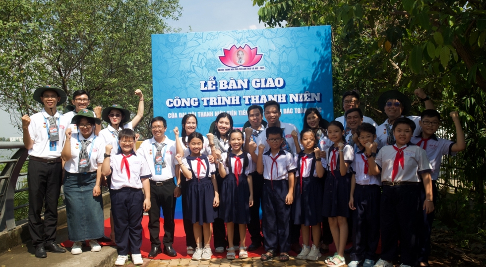 Bàn giao công trình thanh niên trị giá gần 100 triệu đồng cho người dân bờ kè ven sông Sài Gòn- Ảnh 5. Bàn giao công trình thanh niên trị giá gần 100 triệu đồng cho người dân bờ kè ven sông Sài Gòn- Ảnh 5.