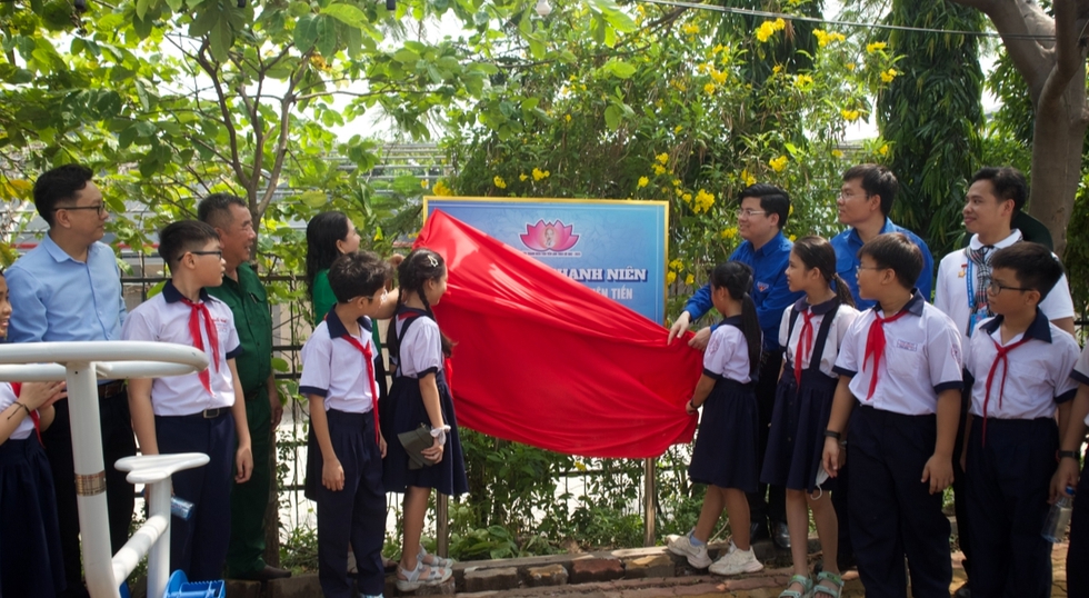 Bàn giao công trình thanh niên trị giá gần 100 triệu đồng cho người dân bờ kè ven sông Sài Gòn- Ảnh 2. Bàn giao công trình thanh niên trị giá gần 100 triệu đồng cho người dân bờ kè ven sông Sài Gòn- Ảnh 2.