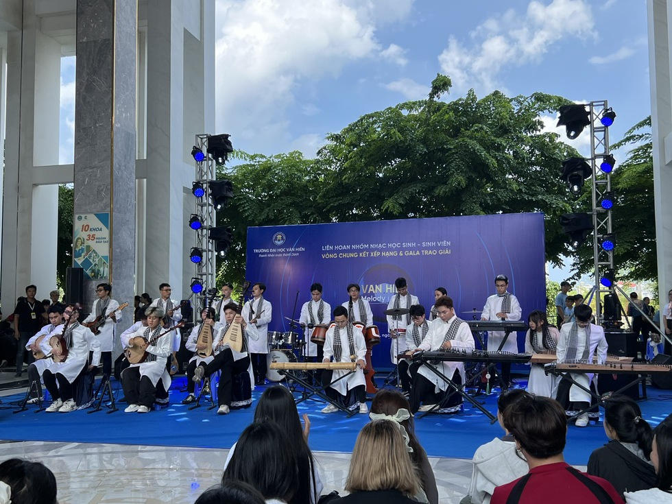 Nhạc sĩ tỉ view truyền cảm hứng nhóm nhạc học sinh, sinh viên- Ảnh 3. Nhạc sĩ tỉ view truyền cảm hứng nhóm nhạc học sinh, sinh viên- Ảnh 3.