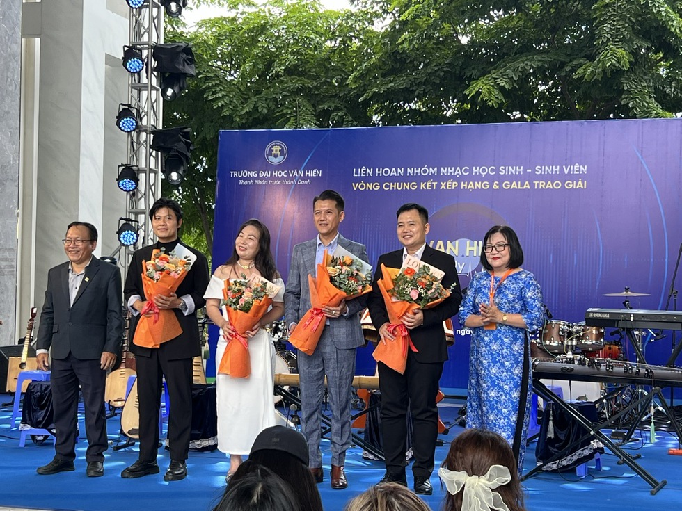 Nhạc sĩ tỉ view truyền cảm hứng nhóm nhạc học sinh, sinh viên- Ảnh 5. Nhạc sĩ tỉ view truyền cảm hứng nhóm nhạc học sinh, sinh viên- Ảnh 5.