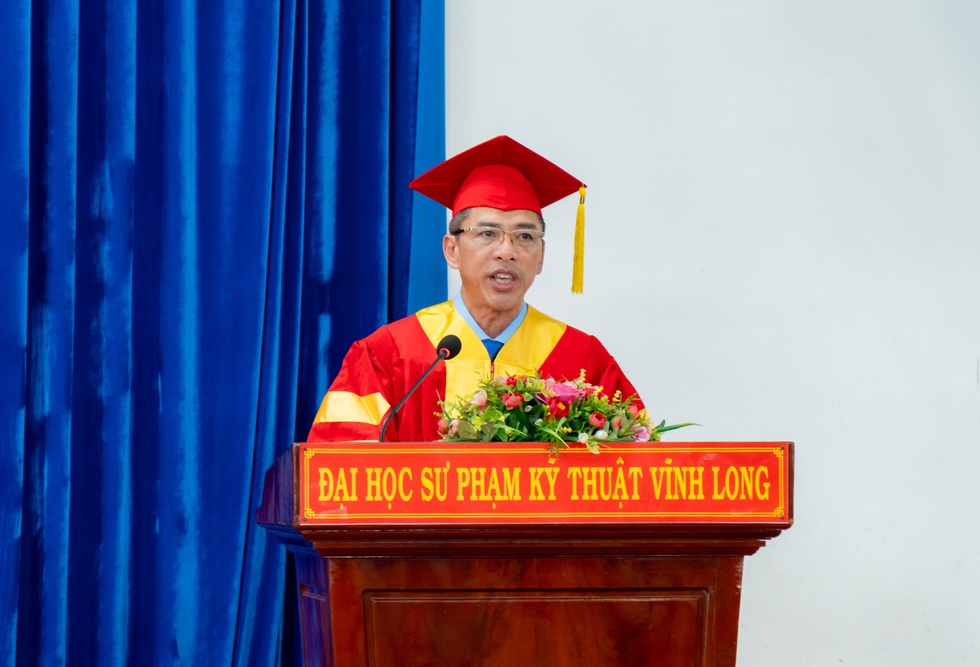 Trao bằng tốt nghiệp cho 785 tân thạc sĩ, cử nhân, kỹ sư, bác sĩ thú y Trao bằng tốt nghiệp cho 785 tân thạc sĩ, cử nhân, kỹ sư, bác sĩ thú y