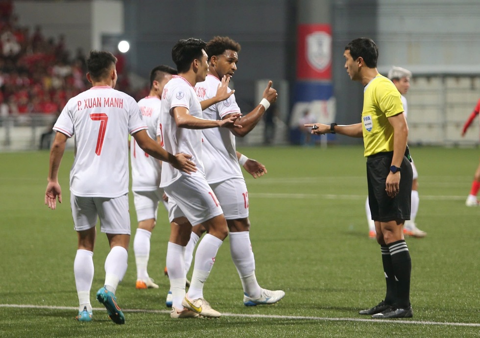 2 trọng tài Hàn Quốc điều hành derby CLB CAHN đấu Hà Nội: Từng thổi trận Việt Nam thắng Singapore- Ảnh 2. 2 trọng tài Hàn Quốc điều hành derby CLB CAHN đấu Hà Nội: Từng thổi trận Việt Nam thắng Singapore- Ảnh 2.