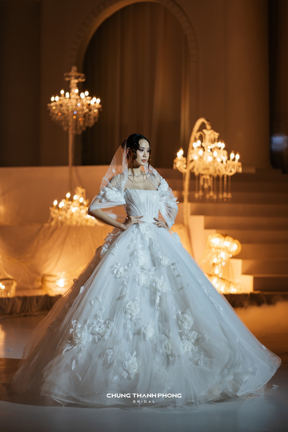 Hoa hậu 1,85m sải bước 'nuốt trọn' s&agrave;n catwalk - Ảnh 1.