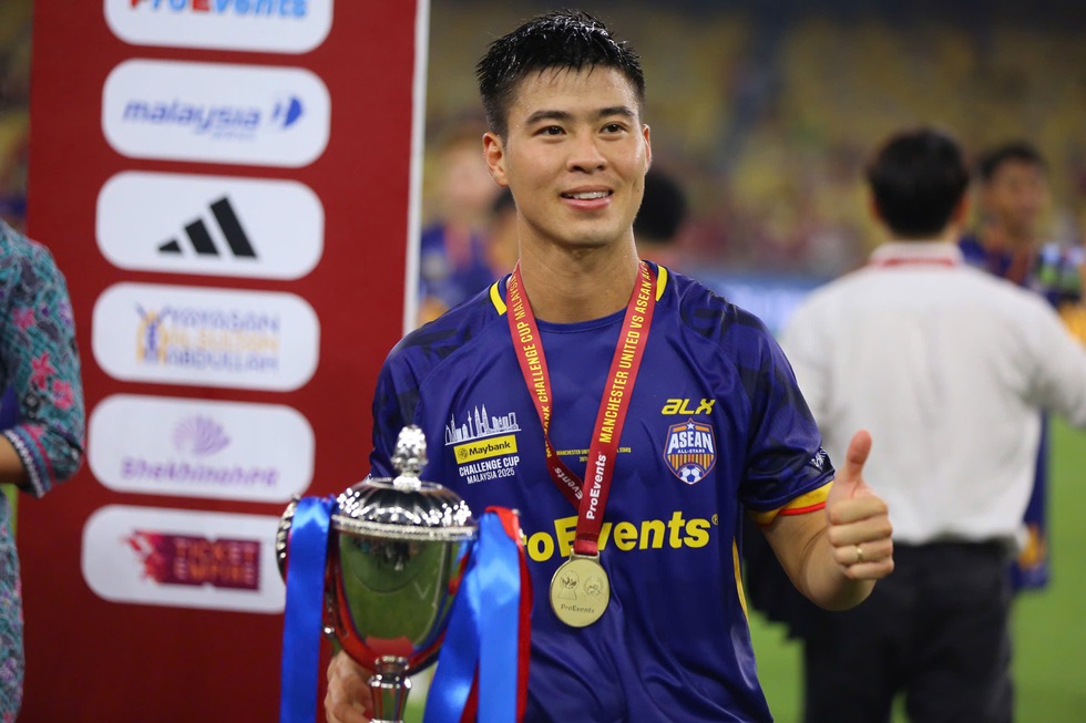 CĐV quốc tế khuy&ecirc;n M.U n&ecirc;n chi&ecirc;u mộ Hai Long: Cậu ấy chơi hay qu&aacute;, mua ngay đi chứ!- Ảnh 4.