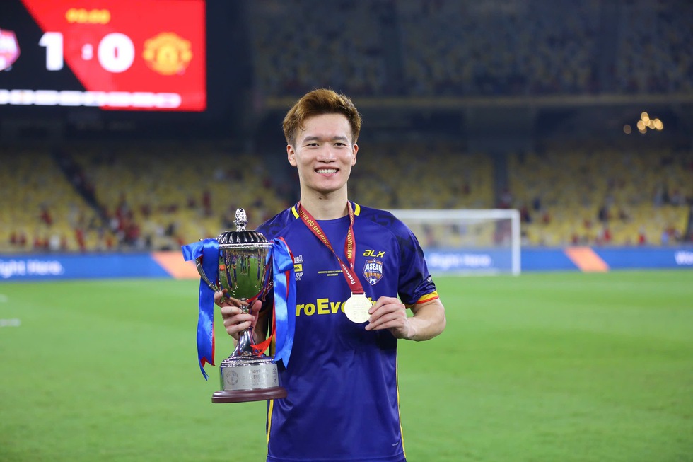 CĐV quốc tế khuy&ecirc;n M.U n&ecirc;n chi&ecirc;u mộ Hai Long: Cậu ấy chơi hay qu&aacute;, mua ngay đi chứ!- Ảnh 3.