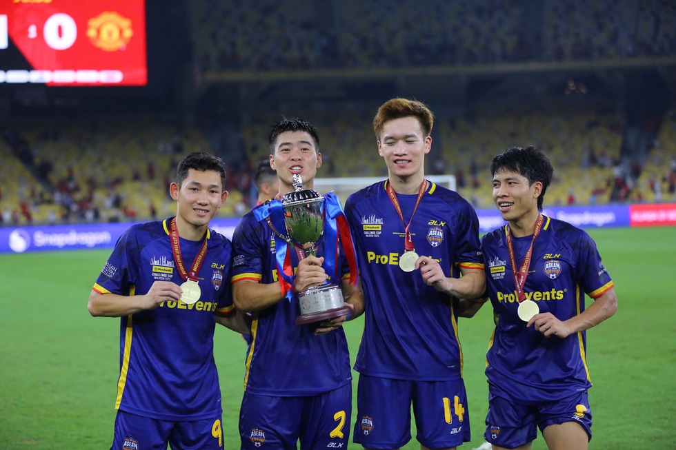 CĐV quốc tế khuy&ecirc;n M.U n&ecirc;n chi&ecirc;u mộ Hai Long: Cậu ấy chơi hay qu&aacute;, mua ngay đi chứ!- Ảnh 8.