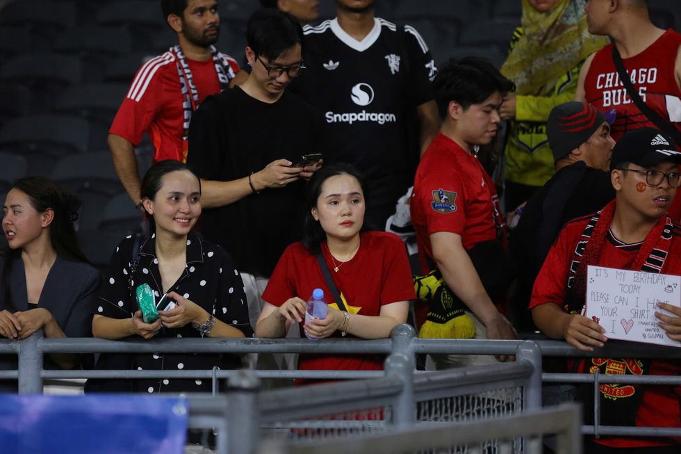 CĐV quốc tế khuy&ecirc;n M.U n&ecirc;n chi&ecirc;u mộ Hai Long: Cậu ấy chơi hay qu&aacute;, mua ngay đi chứ!- Ảnh 5.