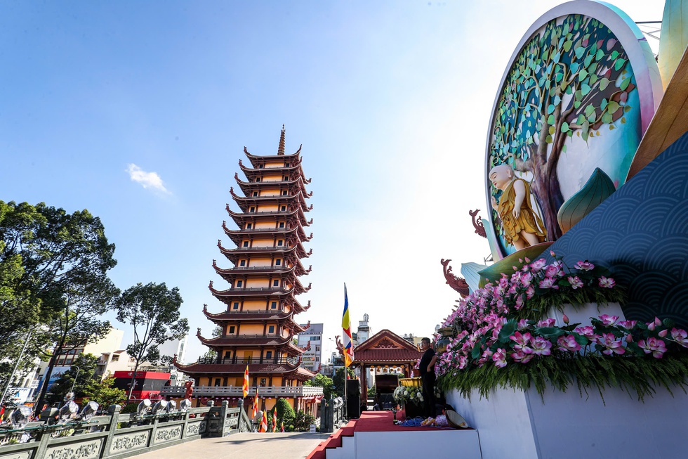 Cung thỉnh xá lợi trái tim Bồ tát Thích Quảng Đức vào tháp Đa Bảo- Ảnh 2. Cung thỉnh xá lợi trái tim Bồ tát Thích Quảng Đức vào tháp Đa Bảo- Ảnh 2.