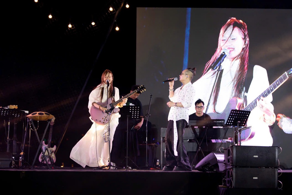 Showbiz 5.5: ‘Lật mặt 8’ vượt 150 tỉ giữa ồn ào, Jimmii Nguyễn hát cùng con gái- Ảnh 2. Showbiz 5.5: ‘Lật mặt 8’ vượt 150 tỉ giữa ồn ào, Jimmii Nguyễn hát cùng con gái- Ảnh 2.