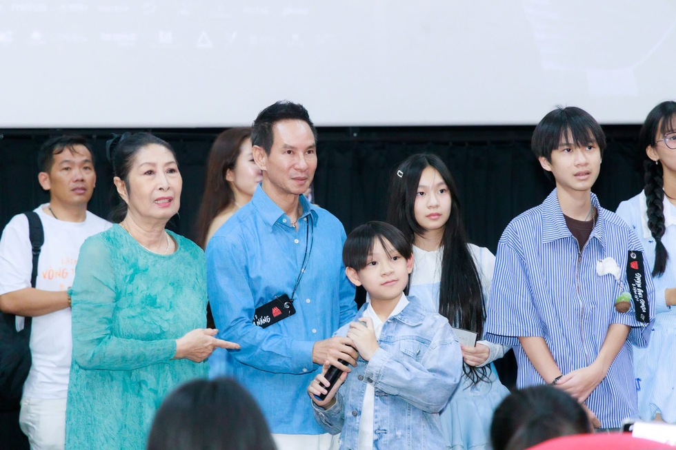 Showbiz 5.5: ‘Lật mặt 8’ vượt 150 tỉ giữa ồn ào, Jimmii Nguyễn hát cùng con gái Showbiz 5.5: ‘Lật mặt 8’ vượt 150 tỉ giữa ồn ào, Jimmii Nguyễn hát cùng con gái