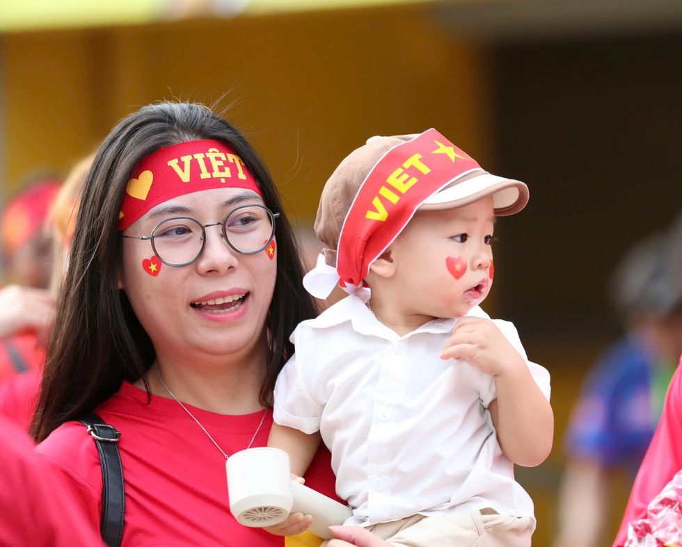 CĐV Việt Nam hừng hực khí thế 'đổ bộ' Bukit Jalil, tiếp lửa thầy trò HLV Kim đấu Malaysia- Ảnh 12.