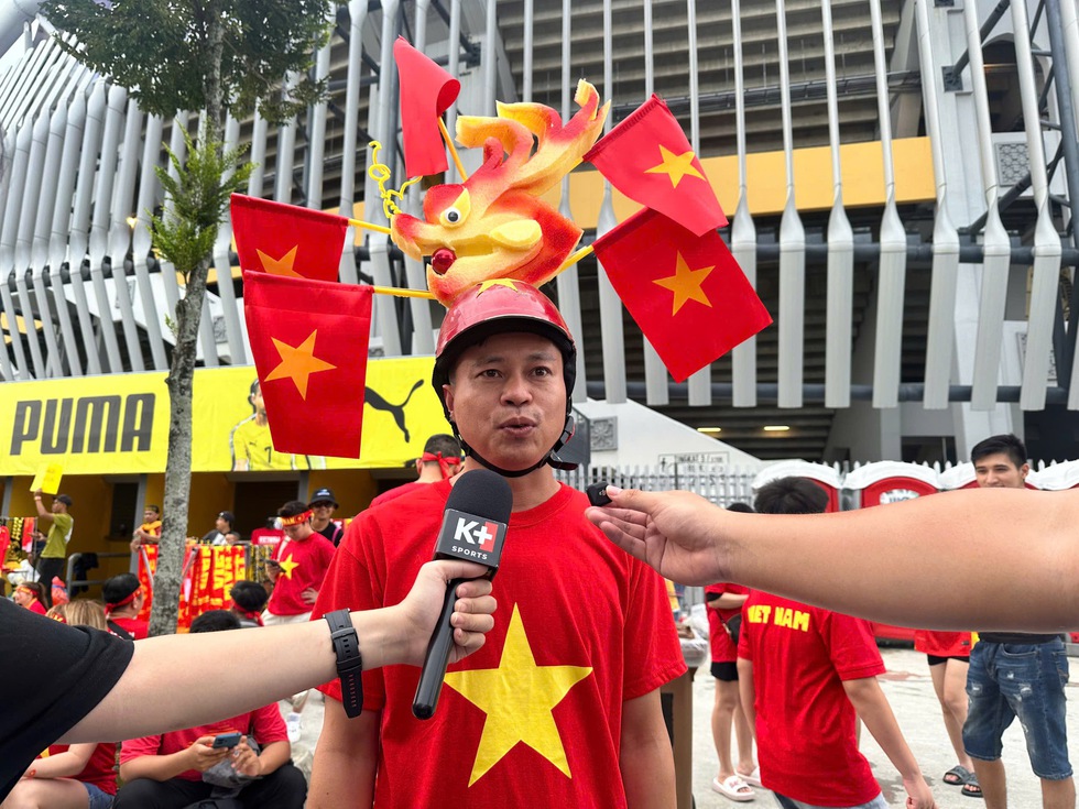 CĐV Việt Nam hừng hực khí thế 'đổ bộ' Bukit Jalil, tiếp lửa thầy trò HLV Kim đấu Malaysia- Ảnh 13.