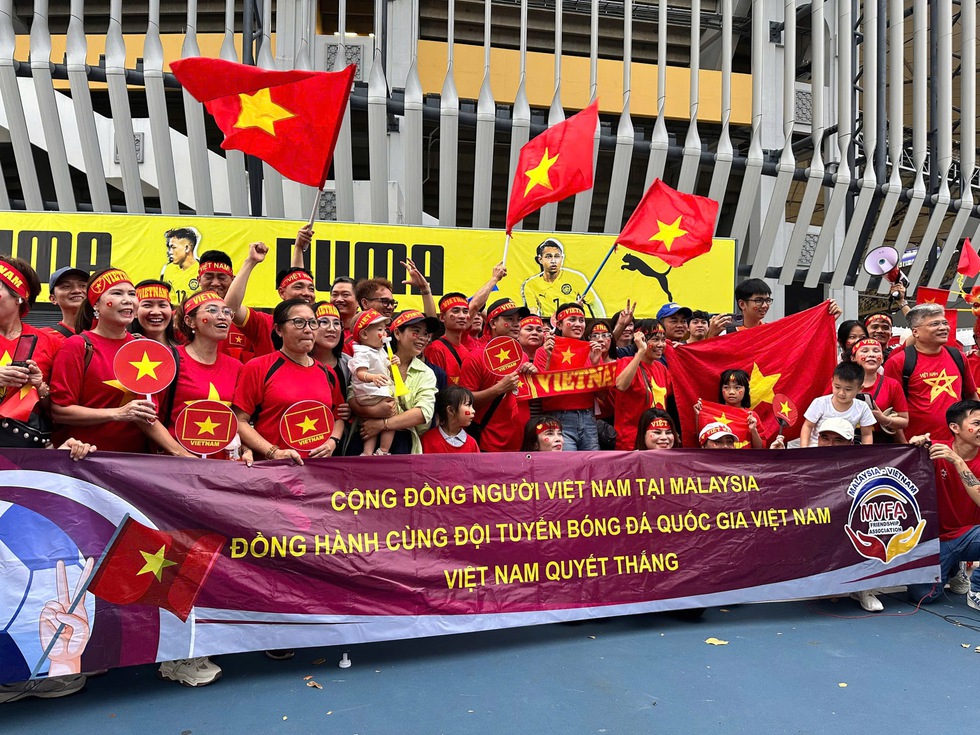CĐV Việt Nam hừng hực khí thế 'đổ bộ' Bukit Jalil, tiếp lửa thầy trò HLV Kim đấu Malaysia- Ảnh 1.