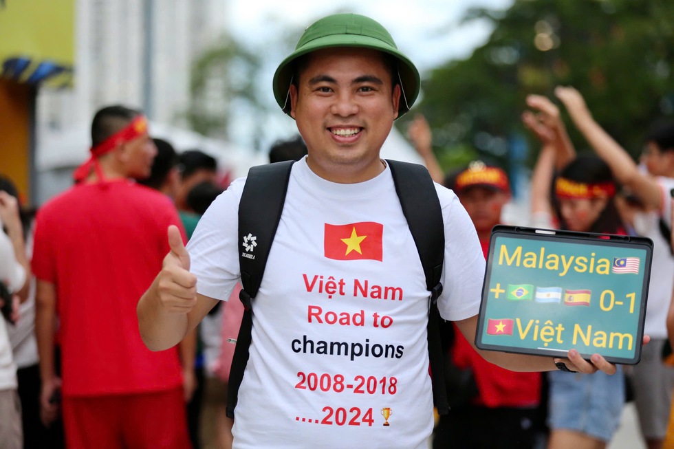 CĐV Việt Nam hừng hực khí thế 'đổ bộ' Bukit Jalil, tiếp lửa thầy trò HLV Kim đấu Malaysia- Ảnh 2.