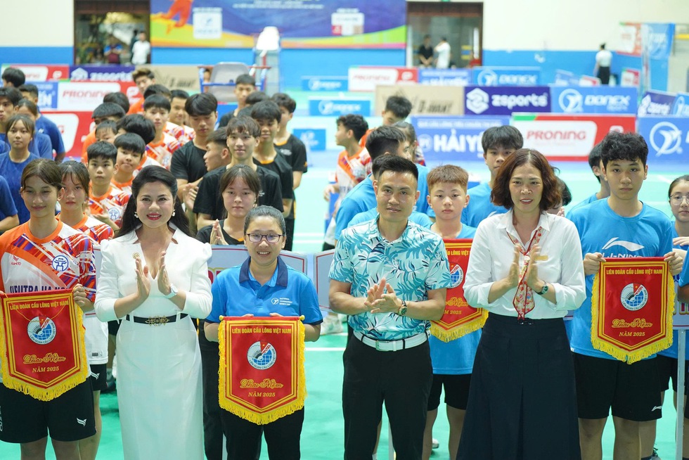 S&acirc;n chơi cầu l&ocirc;ng hấp dẫn, hứa hẹn sớm c&oacute; lớp kế cận Tiến Minh v&agrave; Th&ugrave;y Linh- Ảnh 1.