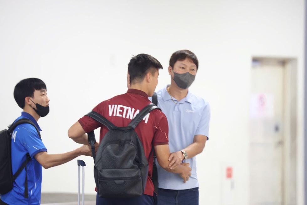 Đội tuyển Việt Nam trầm lắng về nước sau nỗi buồn thất bại, HLV Kim Sang-sik vỗ về học trò- Ảnh 1.