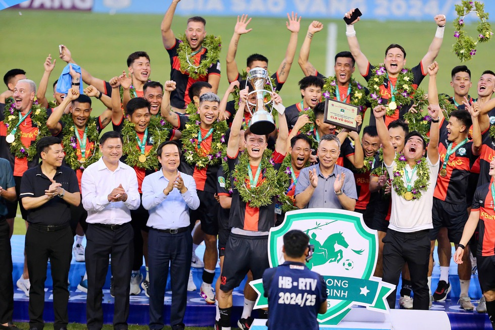 Hoàng Đức, Văn Lâm và Ninh Bình rước cúp vô địch: V-League có thêm đối thủ cực chất- Ảnh 4. Hoàng Đức, Văn Lâm và Ninh Bình rước cúp vô địch: V-League có thêm đối thủ cực chất- Ảnh 4.
