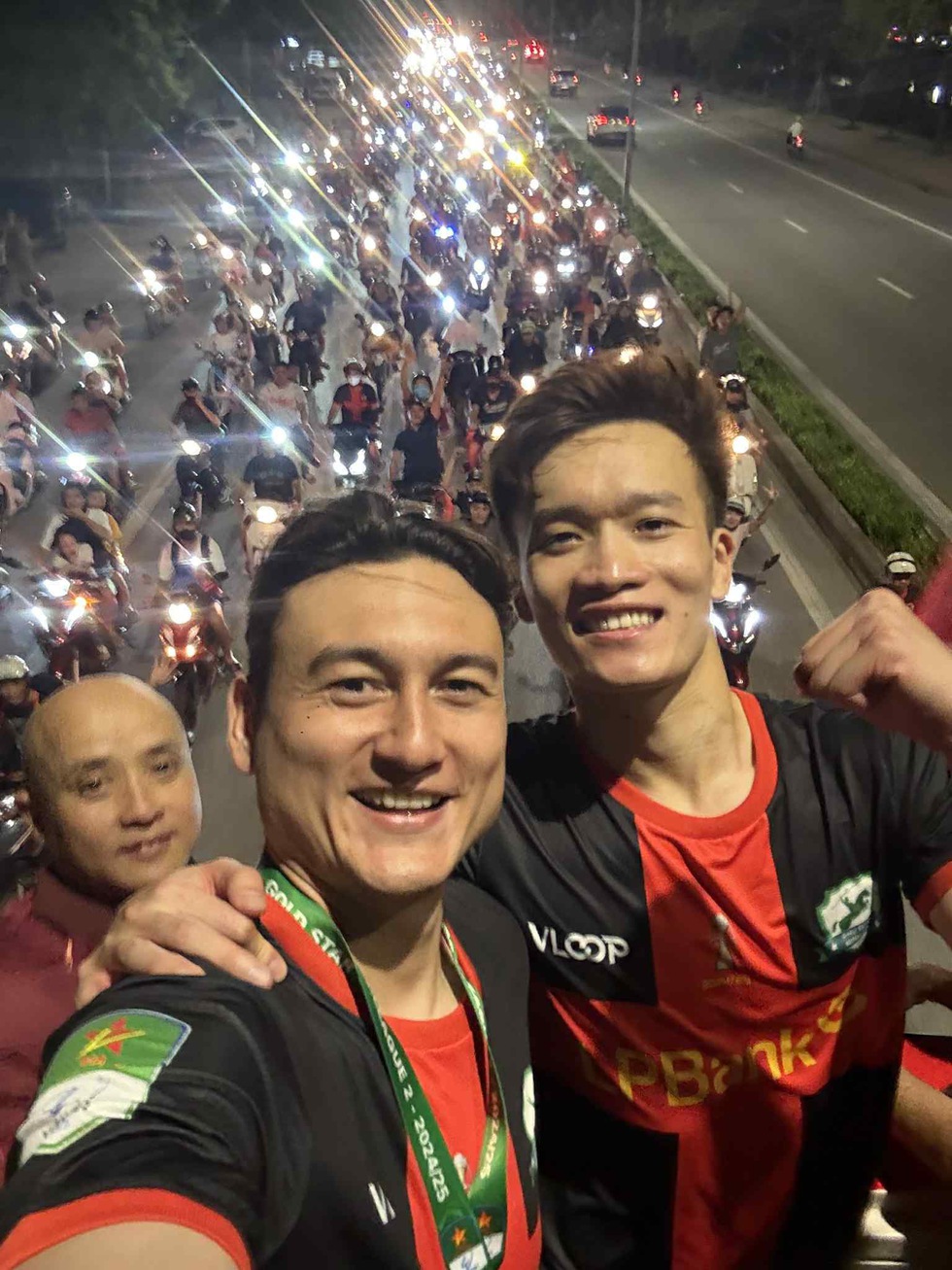 Hoàng Đức, Văn Lâm và Ninh Bình rước cúp vô địch: V-League có thêm đối thủ cực chất- Ảnh 6. Hoàng Đức, Văn Lâm và Ninh Bình rước cúp vô địch: V-League có thêm đối thủ cực chất- Ảnh 6.
