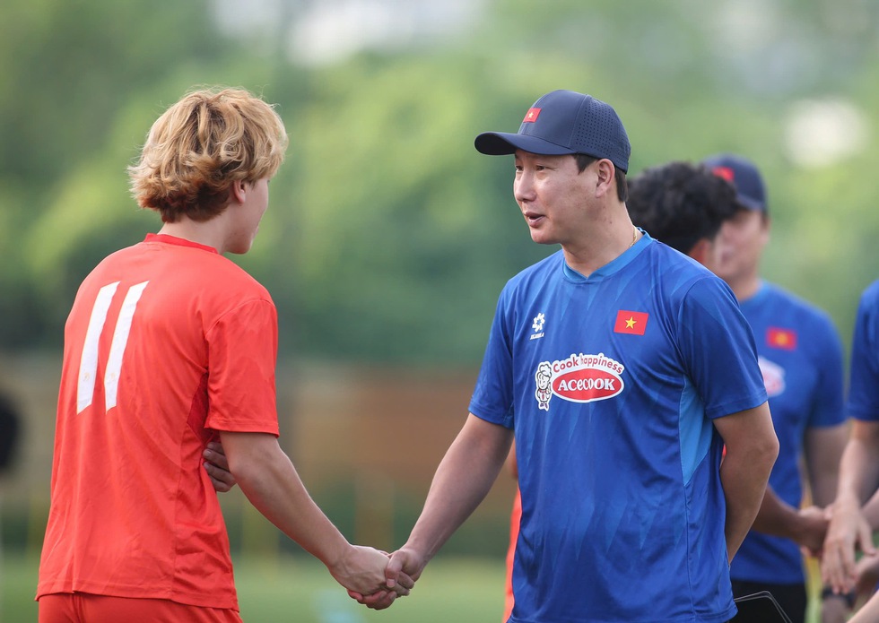 Coach Kim Sang-sik needs to affirm his class after receiving a shower of compliments from Malaysia - Photo 1.