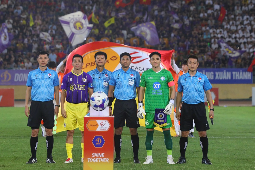 Hai trọng tài Malaysia bắt hai trận nóng nhất vòng cuối V-League: Chứng kiến nước mắt đội xuống hạng- Ảnh 4.