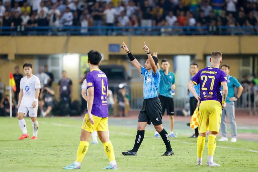 Hai trọng tài Malaysia bắt hai trận nóng nhất vòng cuối V-League: Chứng kiến nước mắt đội xuống hạng- Ảnh 2.