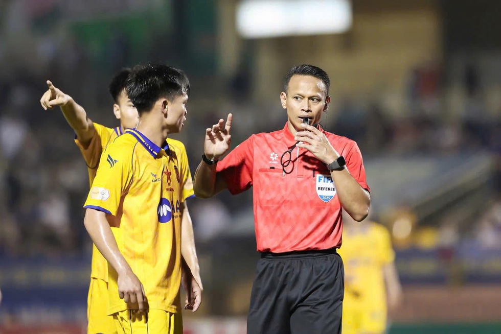 Hai trọng tài Malaysia bắt hai trận nóng nhất vòng cuối V-League: Chứng kiến nước mắt đội xuống hạng Hai trọng tài Malaysia bắt hai trận nóng nhất vòng cuối V-League: Chứng kiến nước mắt đội xuống hạng