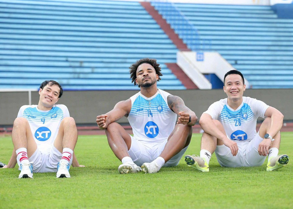 Xuân Son đi giày đinh, tập cùng đội Nam Định trước ngày nhận cúp vô địch V-League- Ảnh 3. Xuân Son đi giày đinh, tập cùng đội Nam Định trước ngày nhận cúp vô địch V-League- Ảnh 3.