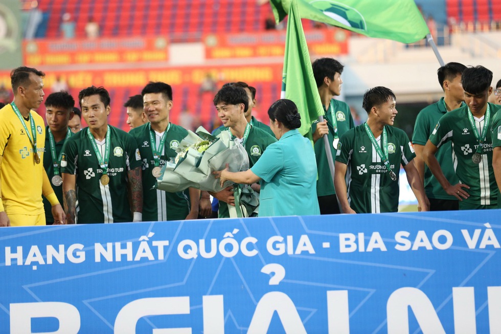 Hành động tuyệt vời của Công Phượng, những lời phát biểu từ trái tim trước cơ hội lịch sử- Ảnh 7. Hành động tuyệt vời của Công Phượng, những lời phát biểu từ trái tim trước cơ hội lịch sử- Ảnh 7.