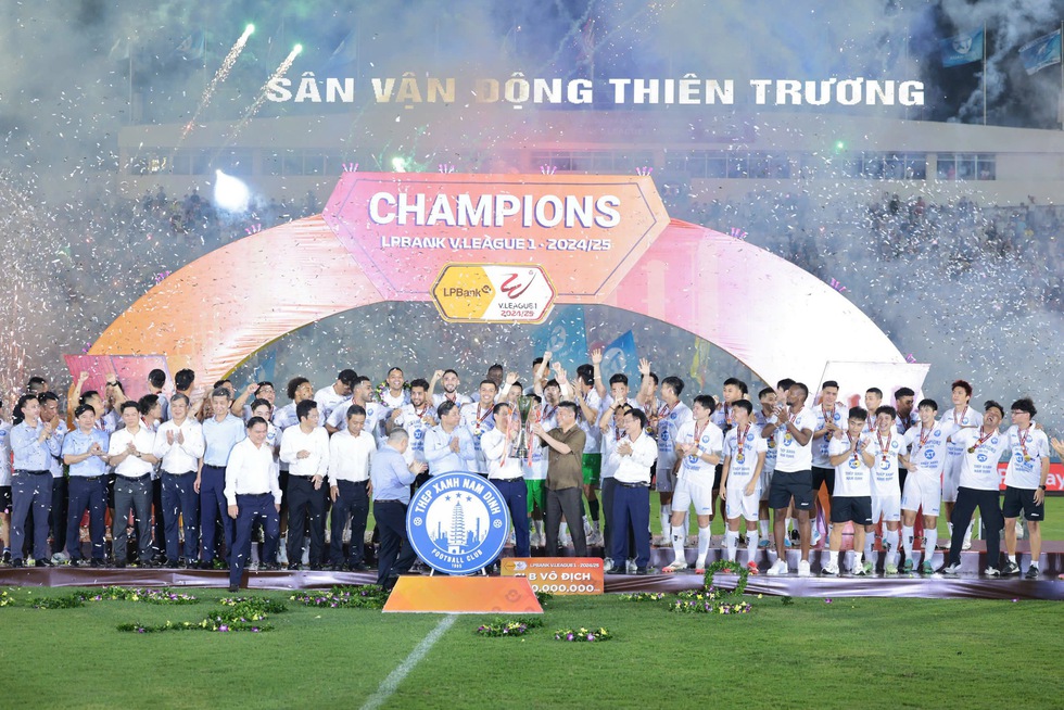 Nam Định ăn mừng chức vô địch bằng trận thắng sát nút Hà Tĩnh: Sân Thiên Trường mở hội- Ảnh 1.