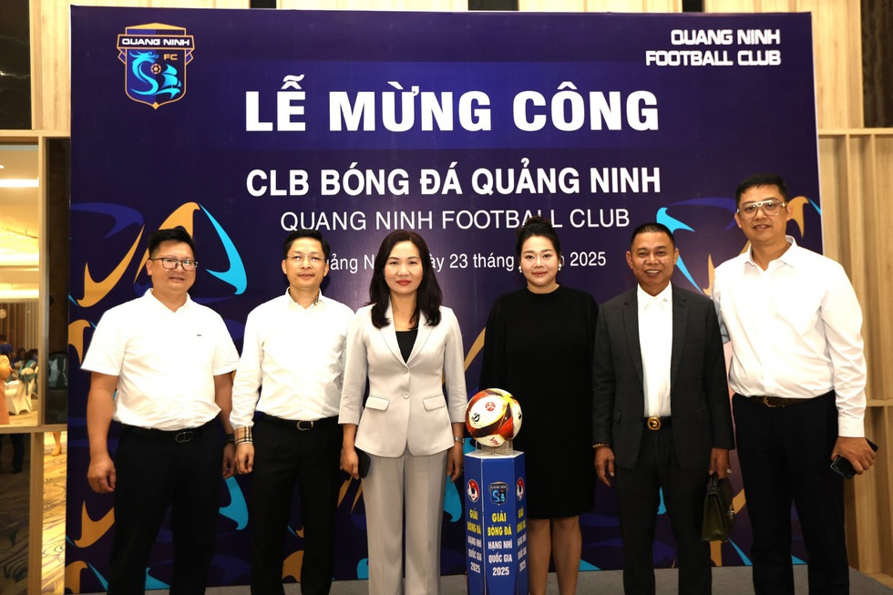 CLB Quảng Ninh được thưởng tiền tỉ vì sớm thăng hạng nhất, sắp được bàn giao sân Cẩm Phả- Ảnh 2. CLB Quảng Ninh được thưởng tiền tỉ vì sớm thăng hạng nhất, sắp được bàn giao sân Cẩm Phả- Ảnh 2.