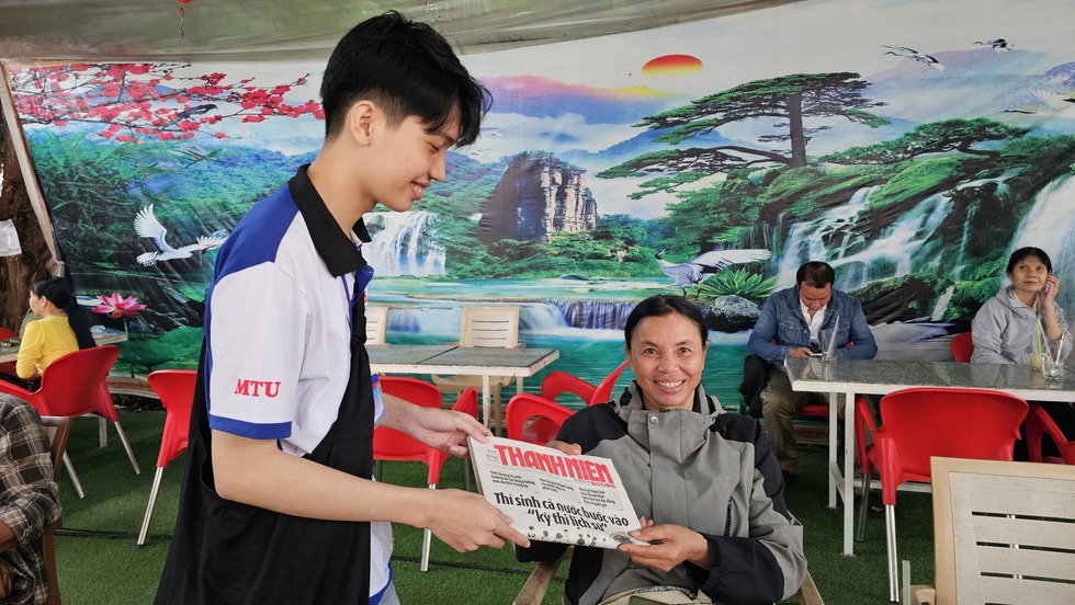 Tình nguyện viên tranh thủ 'gặm bánh mì', túc trực tiếp sức thí sinh - Ảnh 2.