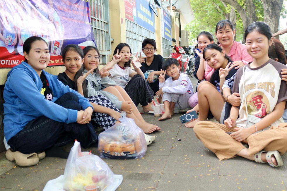 'Đại gia đình' hơn 10 người đi cổ vũ thí sinh thi tốt nghiệp THPT- Ảnh 2. 'Đại gia đình' hơn 10 người đi cổ vũ thí sinh thi tốt nghiệp THPT- Ảnh 2.