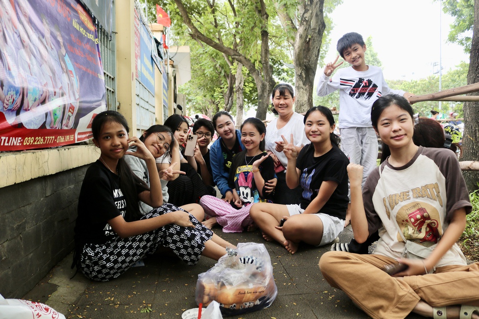 ‘Đại gia đình’ hơn 10 người đi cổ vũ thí sinh thi tốt nghiệp THPT ‘Đại gia đình’ hơn 10 người đi cổ vũ thí sinh thi tốt nghiệp THPT