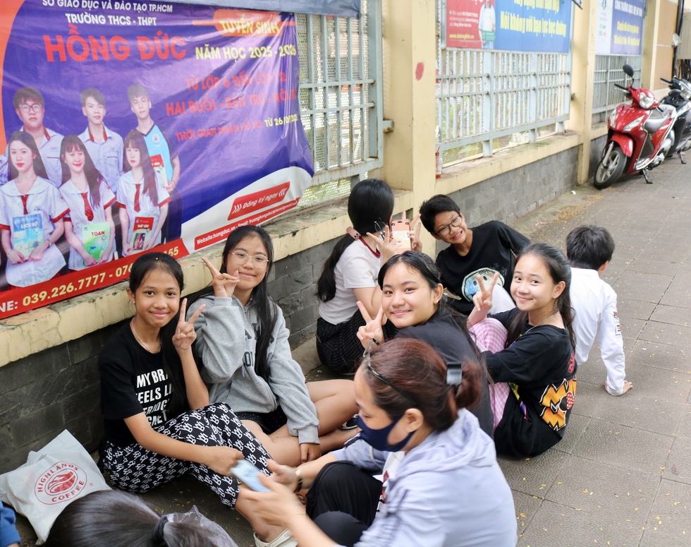 'Đại gia đình' hơn 10 người đi cổ vũ thí sinh thi tốt nghiệp THPT- Ảnh 3. 'Đại gia đình' hơn 10 người đi cổ vũ thí sinh thi tốt nghiệp THPT- Ảnh 3.