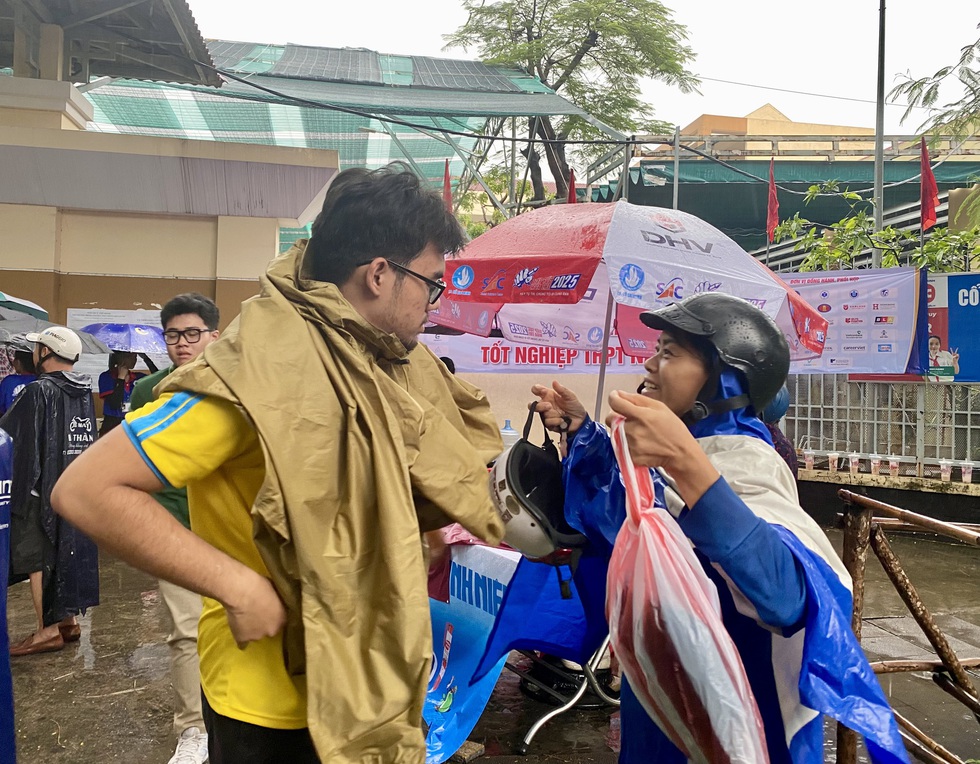 Xúc động hình ảnh nhiều phụ huynh đứng dưới trời mưa lớn hàng giờ đồng hồ đợi con - Ảnh 3.