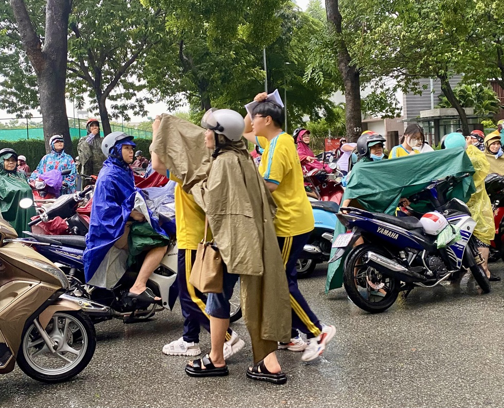 Xúc động hình ảnh nhiều phụ huynh đứng dưới trời mưa lớn hàng giờ đồng hồ đợi con - Ảnh 5.