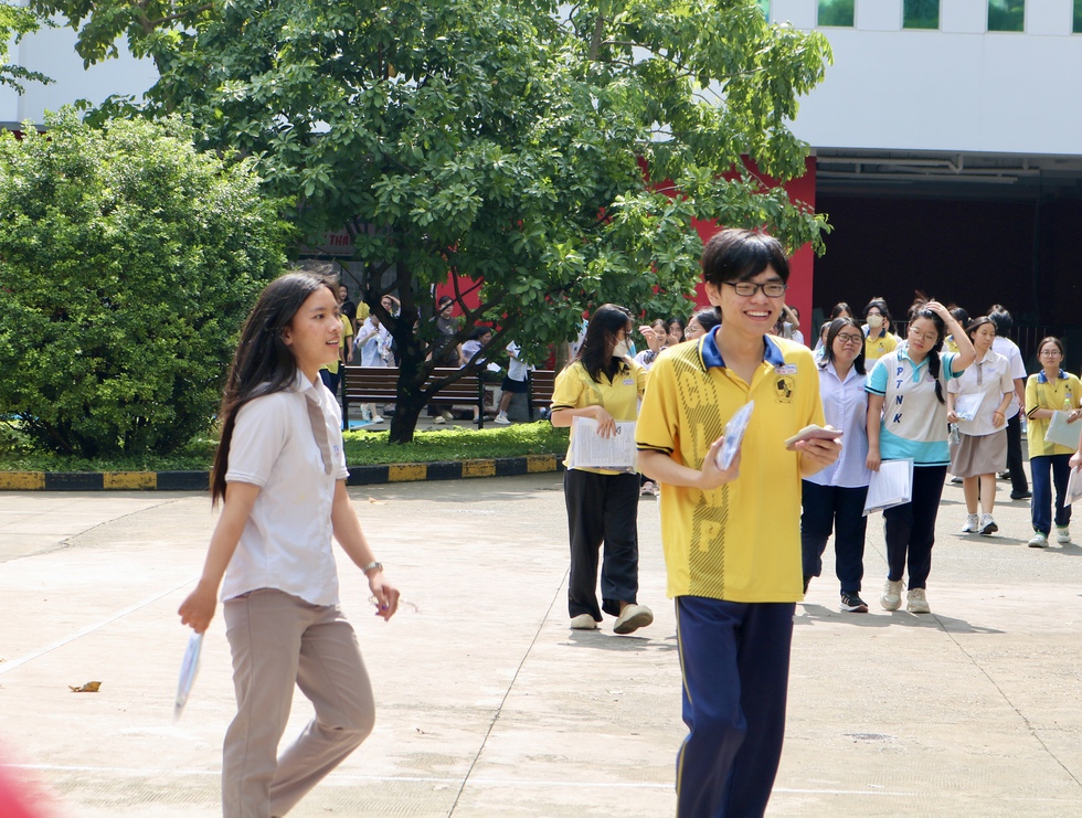 Thí sinh vỡ òa niềm vui sau môn thi cuối cùng, tự tin đậu nguyện vọng 1- Ảnh 2.