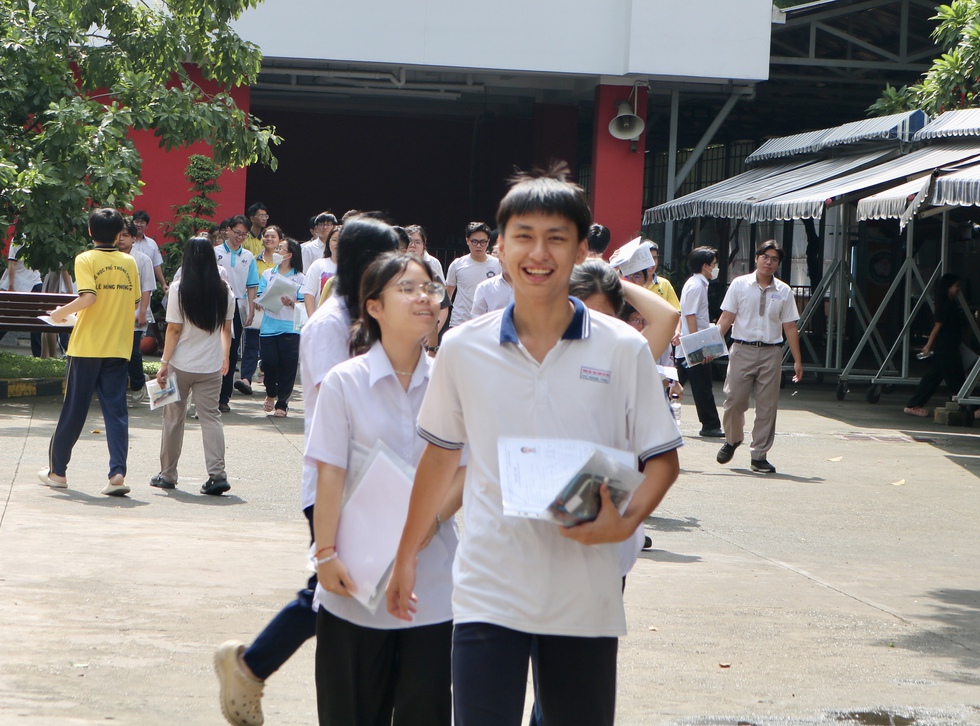 Thí sinh vỡ òa niềm vui sau môn thi cuối cùng, tự tin đậu nguyện vọng 1- Ảnh 3.