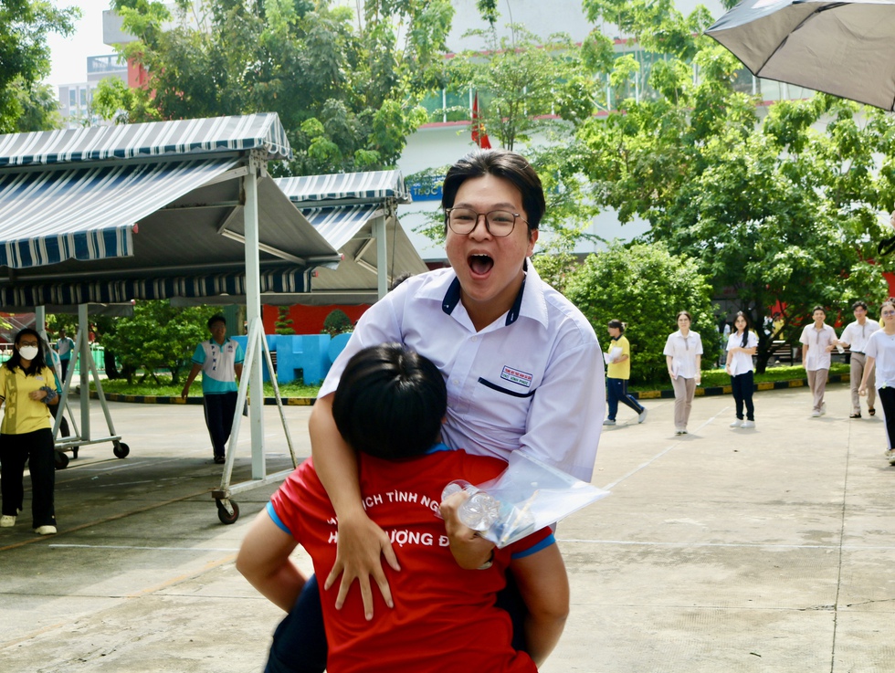 Thí sinh vỡ òa niềm vui sau môn thi cuối cùng, tự tin đậu nguyện vọng 1- Ảnh 1.