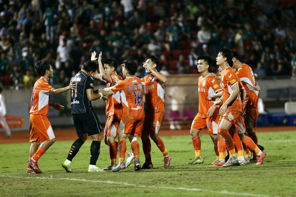 Đà Nẵng không rớt hạng, Công Phượng chưa thể trở lại V-League: 10 tỉ đồng ‘cất trong két’ Đà Nẵng không rớt hạng, Công Phượng chưa thể trở lại V-League: 10 tỉ đồng ‘cất trong két’