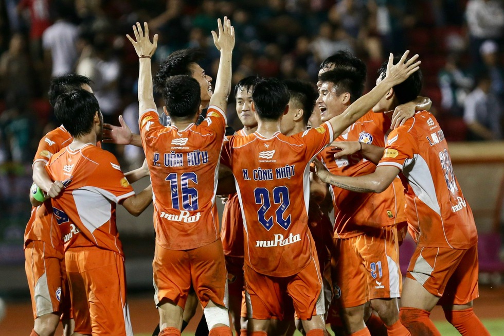 Đà Nẵng không rớt hạng, Công Phượng chưa thể trở lại V-League: 10 tỉ đồng ‘cất trong két’- Ảnh 3. Đà Nẵng không rớt hạng, Công Phượng chưa thể trở lại V-League: 10 tỉ đồng ‘cất trong két’- Ảnh 3.