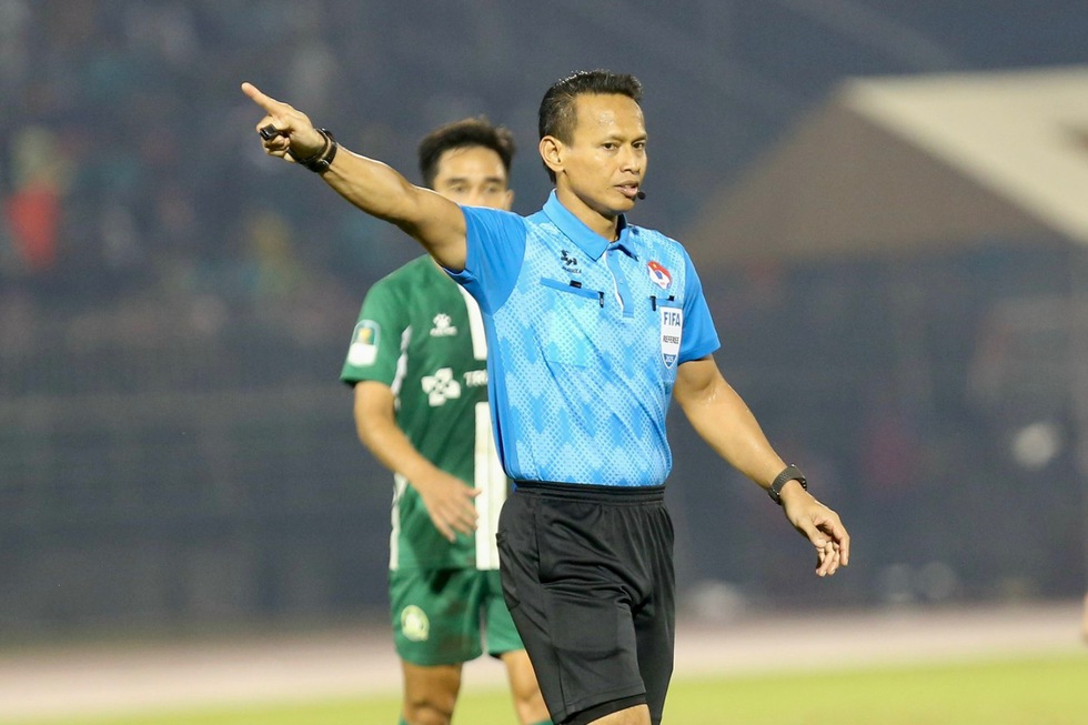 2 trọng tài Malaysia từ play-off ‘chạy sang’ chung kết Cúp quốc gia: Chứng kiến HLV Polking vô địch? 2 trọng tài Malaysia từ play-off ‘chạy sang’ chung kết Cúp quốc gia: Chứng kiến HLV Polking vô địch?