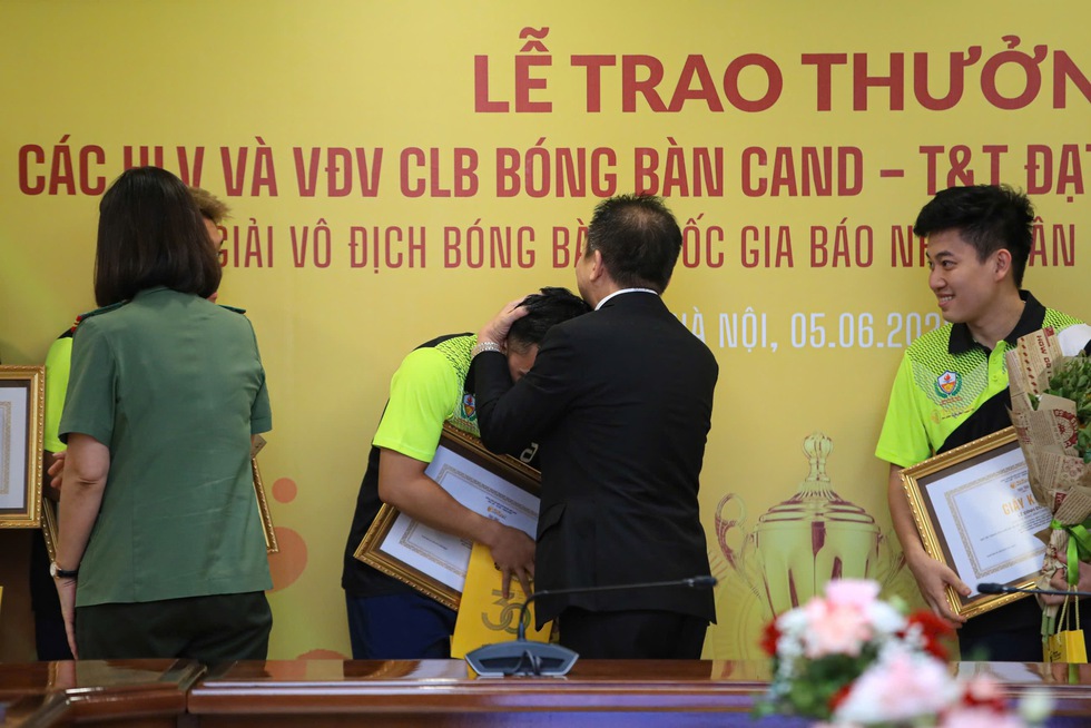 Thắng lớn giải bóng bàn quốc gia, Đinh Anh Hoàng cùng đồng đội được bầu Hiển thưởng tiền tỉ- Ảnh 5.