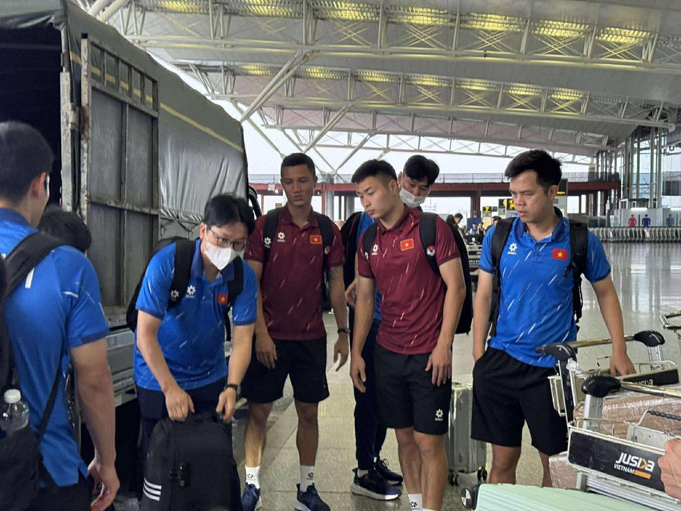 Đội tuyển Việt Nam lạc quan lên đường sang Malaysia: Quyết mang 3 điểm trở về- Ảnh 9.