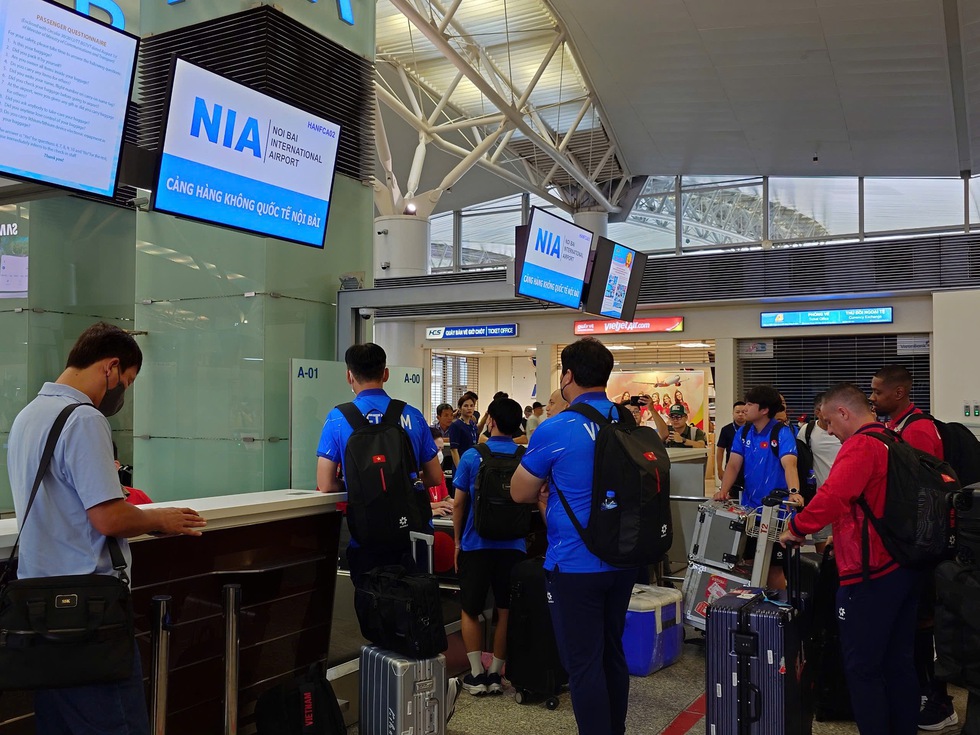 Đội tuyển Việt Nam lạc quan lên đường sang Malaysia: Quyết mang 3 điểm trở về- Ảnh 2.