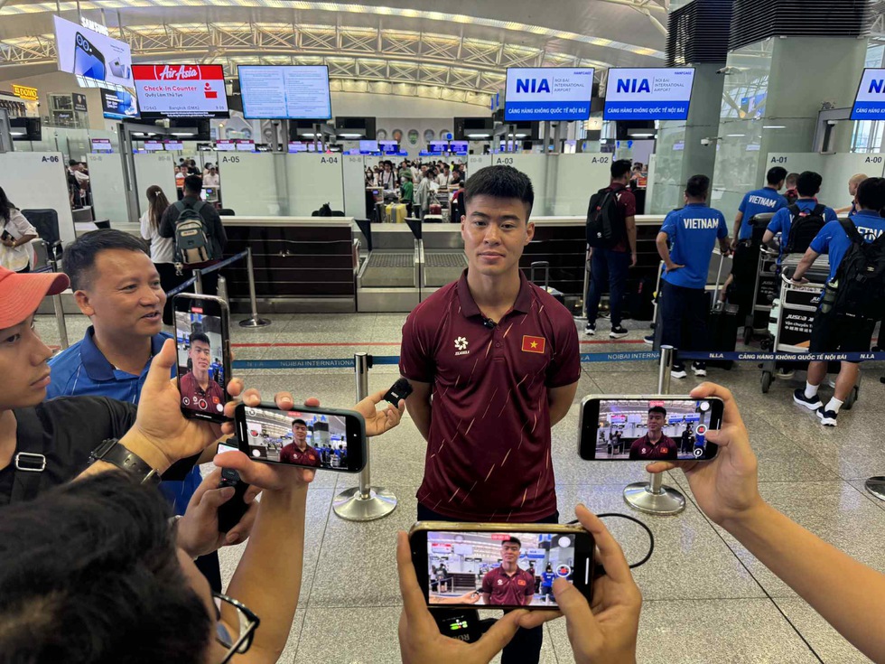 Đội tuyển Việt Nam lạc quan lên đường sang Malaysia: Quyết mang 3 điểm trở về- Ảnh 1.