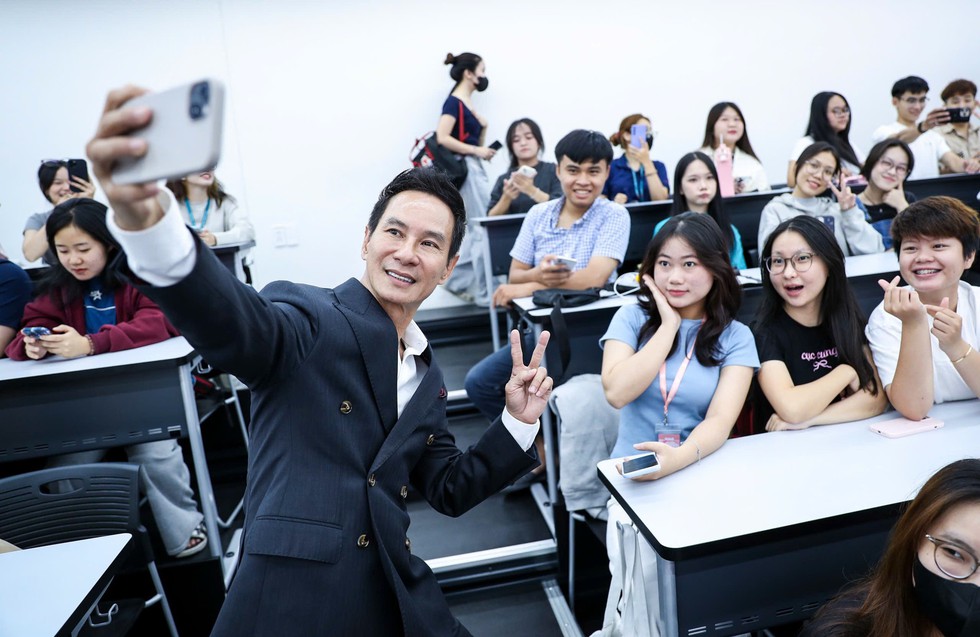 Lý Hải 'bật mí' kỷ niệm khó quên khi thực hiện 'Trọn đời bên em' sau gần 20 năm- Ảnh 6. Lý Hải 'bật mí' kỷ niệm khó quên khi thực hiện 'Trọn đời bên em' sau gần 20 năm- Ảnh 6.