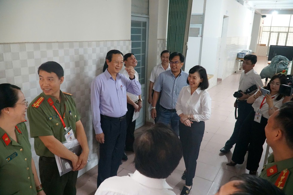Thứ trưởng Bộ GD - ĐT kiểm tra chuẩn bị thi tốt nghiệp THPT tại Đồng Nai năm 2025 - Ảnh 2. Thứ trưởng Bộ GD - ĐT kiểm tra chuẩn bị thi tốt nghiệp THPT tại Đồng Nai năm 2025 - Ảnh 2.