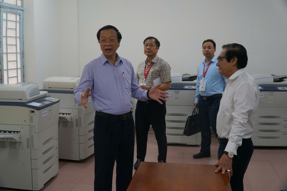 Thứ trưởng Bộ GD - ĐT kiểm tra chuẩn bị thi tốt nghiệp THPT tại Đồng Nai năm 2025 - Ảnh 1. Thứ trưởng Bộ GD - ĐT kiểm tra chuẩn bị thi tốt nghiệp THPT tại Đồng Nai năm 2025 - Ảnh 1.